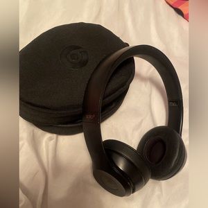 beats solo3 , comes w/ case , perfect condition , both sides of headphones work